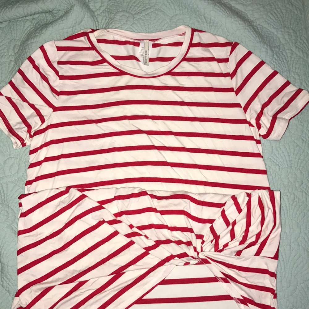 Adorable tie up shirt!💋